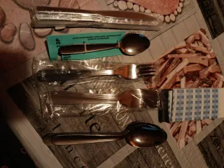 Cubiertos de metal plateados