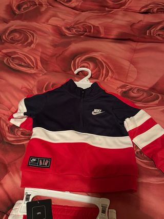 Tuta Nike bimbo rossa e blu