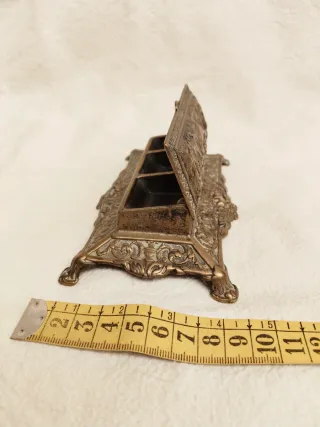 caja de latón decorada para sellos