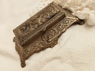 caja de latón decorada para sellos