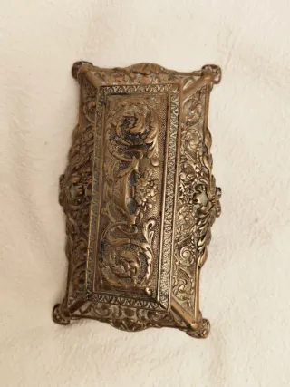 caja de latón decorada para sellos