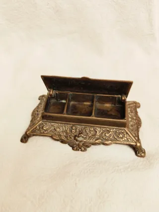 caja de latón decorada para sellos