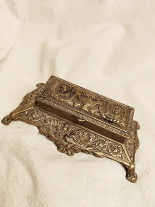 caja de latón decorada para sellos