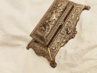 caja de latón decorada para sellos