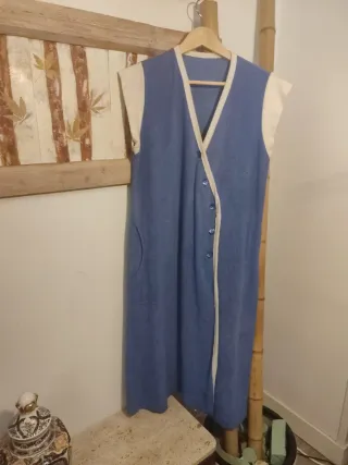 Bata cruzada azul y beige