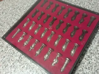 Tablero de ajedrez figuras metálicas