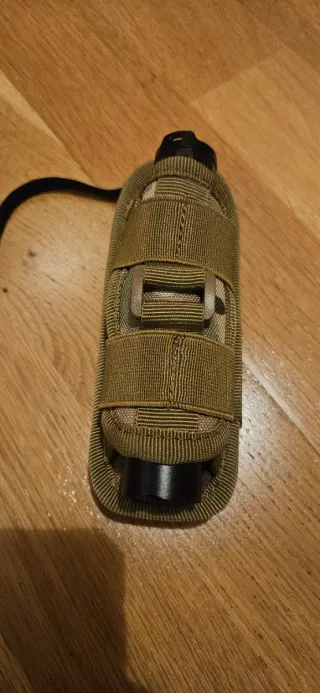 Funda para linterna táctica.