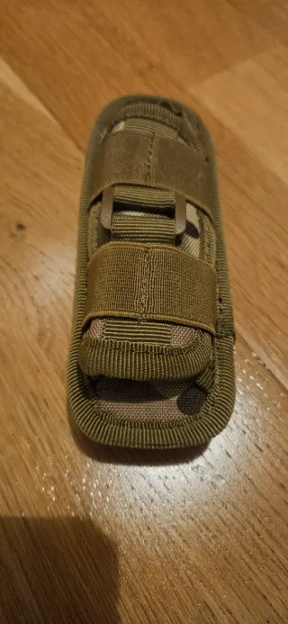 Funda para linterna táctica.