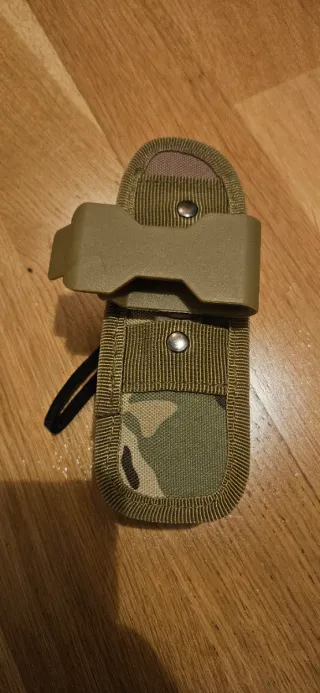 Funda para linterna táctica.