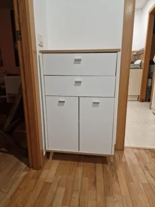 Cómoda de madera blanca y marrón