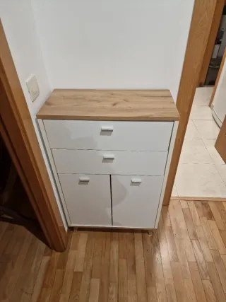 Cómoda de madera blanca y marrón