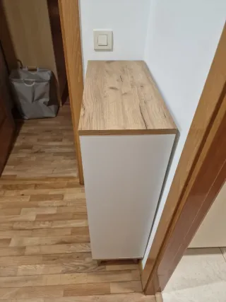 Cómoda de madera blanca y marrón