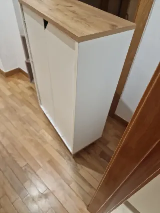 Cómoda de madera blanca y marrón