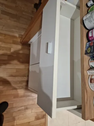 Cómoda de madera blanca y marrón