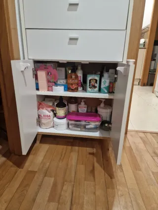 Cómoda de madera blanca y marrón