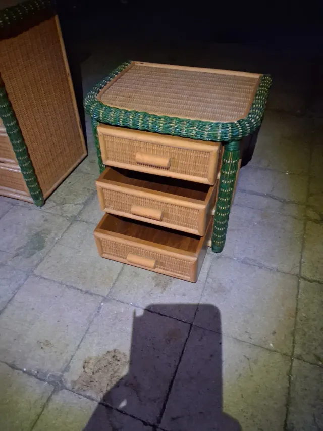 Cómoda y mesita de noche de mimbre