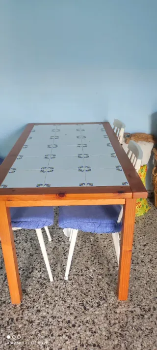 Mesa comedor madera y azulejos