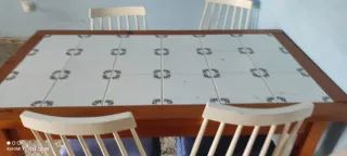 Mesa comedor madera y azulejos