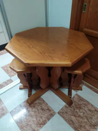 Mesa octogonal de madera con 3 banquetas