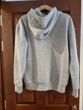 Sudadera con capucha gris