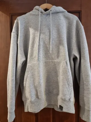 Sudadera con capucha gris