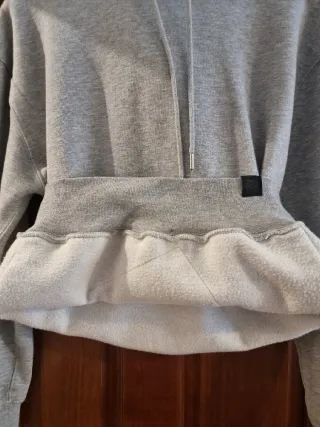 Sudadera con capucha gris