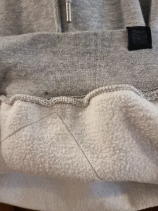 Sudadera con capucha gris