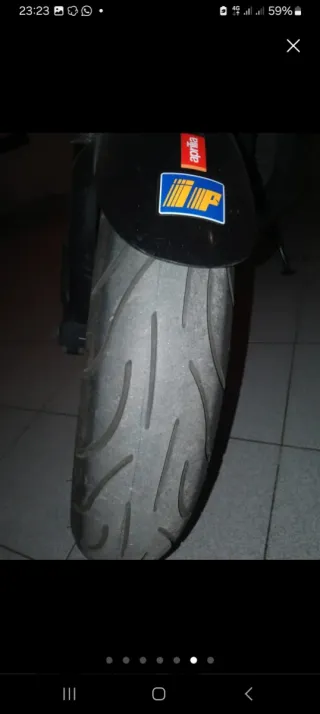 Moto deportiva Aprilia rs125 negra y roja