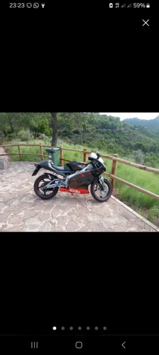 Moto deportiva Aprilia rs125 negra y roja