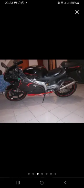 Moto deportiva Aprilia rs125 negra y roja