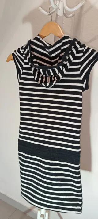 Vestido de rayas con capucha