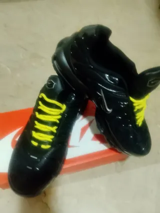 Zapatillas Nike Unisex Negras y Amarillas