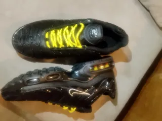 Zapatillas Nike Unisex Negras y Amarillas