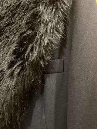 Abrigo Zara Negro con Cuello Peludo
