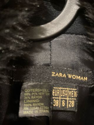 Abrigo Zara Negro con Cuello Peludo