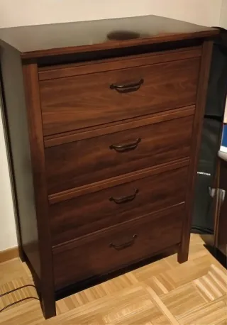 Comò in noce e 2 comodini