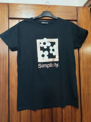 Camiseta negra con flores