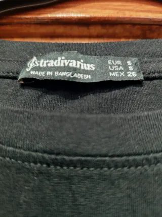 Camiseta negra con flores