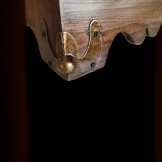 Pequeño cofre vintage con detalles metálicos