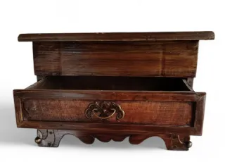 Pequeño cofre vintage con detalles metálicos