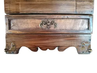 Pequeño cofre vintage con detalles metálicos