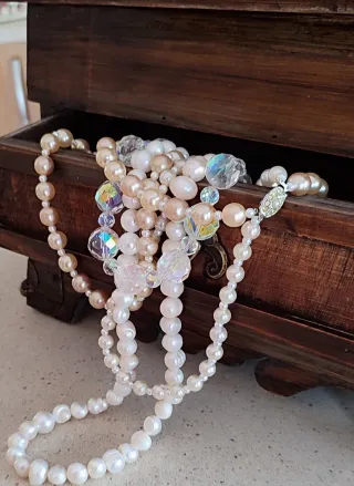 Pequeño cofre vintage con detalles metálicos