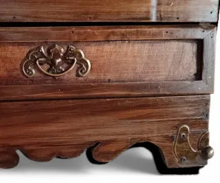 Pequeño cofre vintage con detalles metálicos