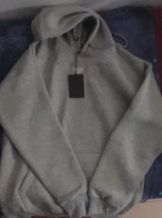 Sudadera gris con capucha