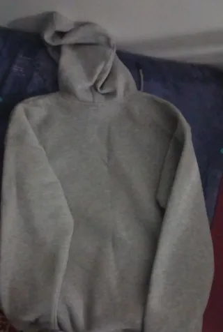 Sudadera gris con capucha