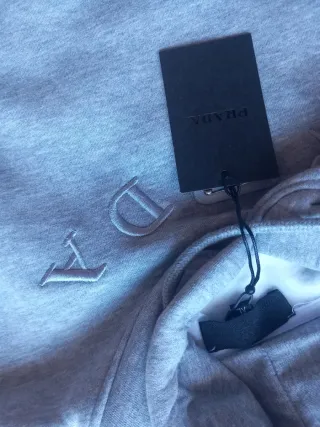 Sudadera gris con capucha estilo Prada