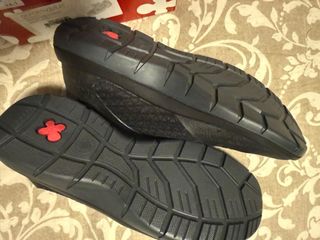 Zapatilla de trabajo y descanso negra