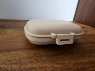 Pastillero de viaje beige y blanco