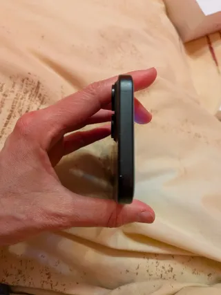 iPhone 15 con MagSafe y protectores