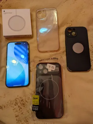 iPhone 15 con MagSafe y protectores